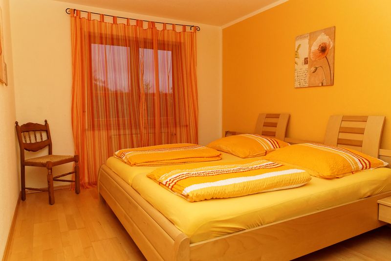 Schlafzimmer mit Doppelbett